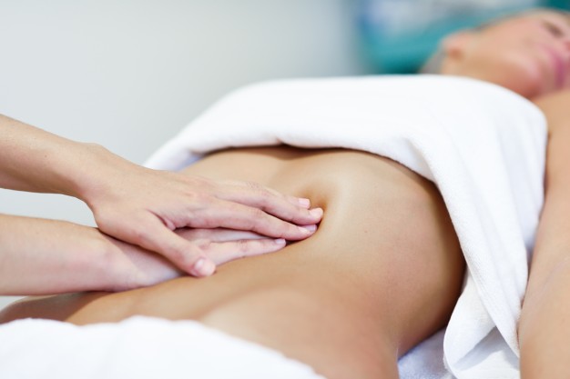Sanfte Hilfe für die Körpermitte: Wie die Colonbehandlung den Bauch befreit